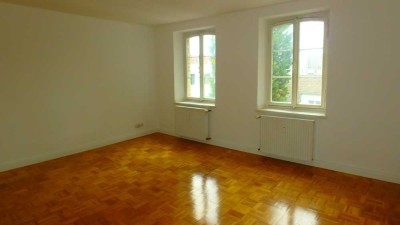 BRAVOUR IMMOBILIEN: Charmante DG-Wohnung, Familien- oder WG, in Benrath!Exzellente Verkehrsanbindung