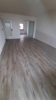 Renovierte 4 Zimmerwohnung mit kleinem Wintergarten