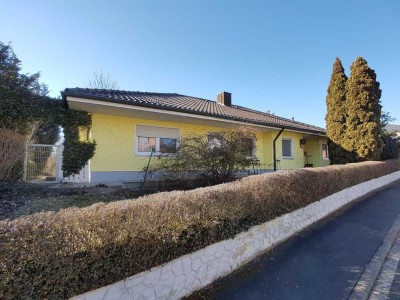 Winkelbungalow mit Garage und großem Garten in Feldrandlage von Stadelschwarzach