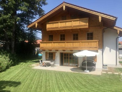 Stilvolle, neuwertige 2-Zimmer-DG-Wohnung mit Balkon und EBK in Bad Wiessee