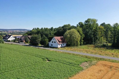 Auf einem 2.700 m² großen Grundstück steht dieses Landhaus in schöner, ländlicher Lage