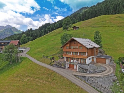 Alpines Anwesen im Kleinwalsertal mit Charme und toller Bergkulisse