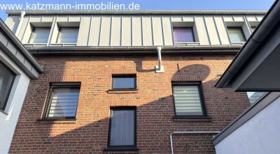 Wohn- und Geschäftshaus mit 7 Wohneinheiten, 1 Gewerbeeinheit, 1 große und 1 kleine Halle in Zentrum