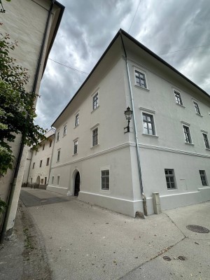 Beletage in historischen Stadthaus in Friesach, 123 m², Wohnsalon mit Stuckecke