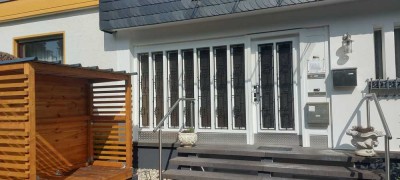 Geräumige, vollst. renovierte 4-Zimmer-Erdgeschosswohnung mit geh. Innenausstattung mit Balkon