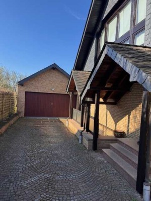 Großzügiges, lichtdurchflutetes  Wohnhaus mit Garten