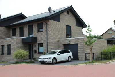 Doppelhaushälfte (KfW 55) mit Einbauküche und Garage +++ Erdwärmepumpe +++ Zentrale Lüftungsanlage
