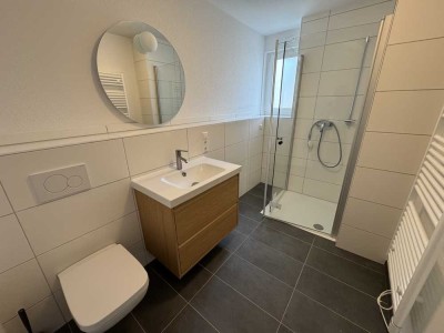 Neubau-Erstbezug: 2-Zimmer-Wohnung mit Balkon, Einbauküche & TG-Stellplatz in Winnenden-Höfen