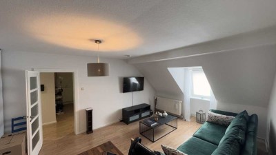 Schöne 2,5-Zimmer-Wohnung mit Dachterrasse, EBK, separater Badewanne