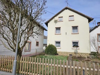 Ehemaliges Bauernhaus mit Garage, Scheunen und Innenhof in der Vulkaneifel