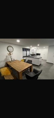 Neuwertige Wohnung mit viereinhalb Zimmern sowie Balkon und Einbauküche