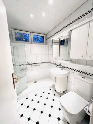 Renovierte helle 3-1/2 Zimmer-Wohnung mit Balkon und Küche in zentraler Lage von Essen-Borbeck