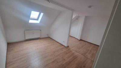 2-Raum-DG-Wohnung mit Balkon in Burg zu vermieten