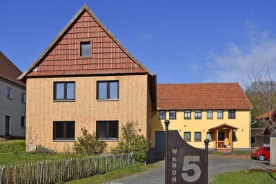Attraktives Hauptgebäude eines - in idyllischer Dorflage gelegenen - Resthofes mit sonnigem Garten