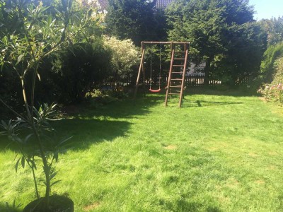 HELLES MODERNES HAUS MIT EINBAUKÜCHE; PARKETT UND EINLIEGER-APARTMENT