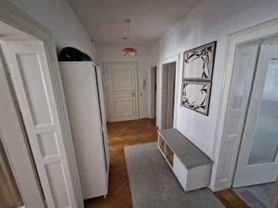 Altbau-Wohnung mit schöner Innenhof-Loggia