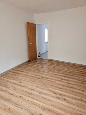 Erstbezug nach Sanierung mit Balkon: Ansprechende 2-Zimmer-Wohnung mit geh. Innenausstattung