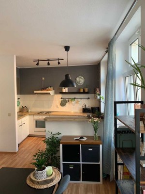 Singles oder junges Paar gesucht! Geräumige und helle 2-R-Wohnung inkl. EBK im Zentrum!