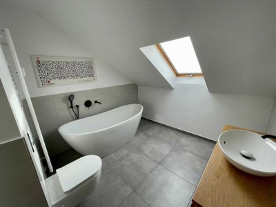 Freies 3-Raum DG im Zentrum - Terrasse, Klima, Parkett, Feinstein, Einbauküche, 2 PKWs möglich