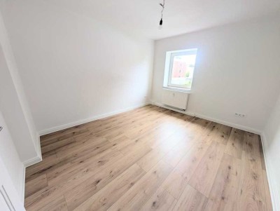 **Frisch renoviert: +neuer Laminat +weiße Wände +modernes Tageslichtbad +hell**