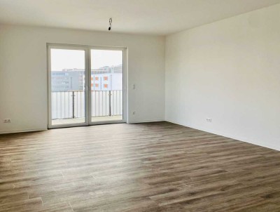 Sonnige 4-Zimmer-Wohnung mit Balkon, Aufzug, EBK gegen Abstand und viel Platz, WG-geeignet