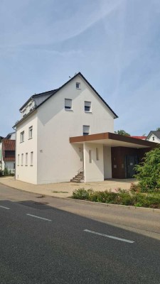 Schöne modernisierte 2-Zimmer-Wohnung mit Balkon und EBK in Essingen