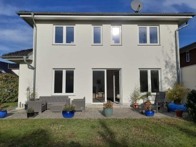 GROßZÜGIGES EINFAMILIENHAUS MIT TERRASSE UND GARTEN