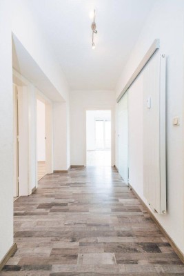*MODERN SANIERT* I AB SOFORT VERFÜGBAR I ZENTRALE LAGE I BALKON I CARPORT OPTIONAL I HAUSTIERE WILLKOMMEN I BODENEBENE DUSCHE I WG TAUGLICH I PROJEKT WOHNEN I