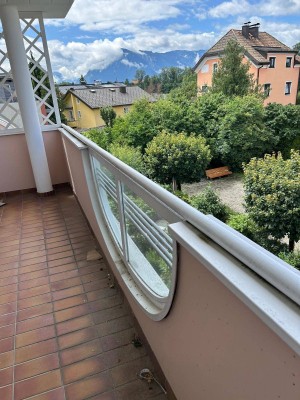 2,5 Zimmer-Wohnung mit großem Balkon und Tiefgaragenplatz in der Au-Straßensiedlung – teilrenoviert