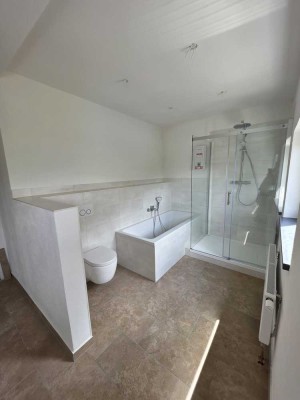 4 Raum Wohnung, Neu, Kamin, Garage, großer Keller, Garten