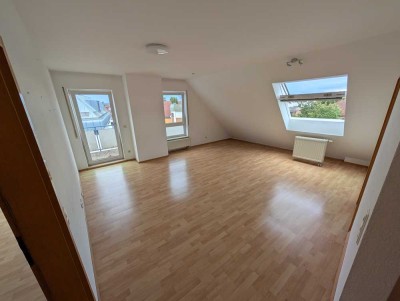 Wunderschöne 2-Zimmer Dachgeschosswohnung mit EBK & KFZ-Stellplatz