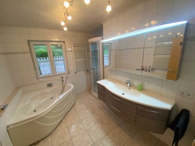 TOP: 2,5-Zi.-Wohnung mit hochwertiger EBK * Badezimmer mit Whirlpool + Dampfdusche * Obertürkheim!