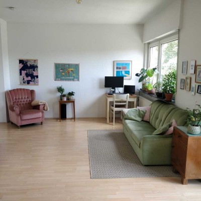 Kernsanierte, sehr schöne Altbauwohnung mit Balkon (Süden) im 3.OG!