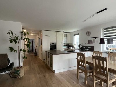 Moderne 4-Zimmer-Wohnung mit Garten