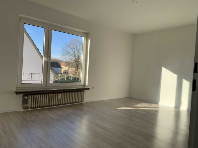 Schöne und renovierte 2-Zi Wohnung mit Einbauküche in einer zentralen und ruhigen Lage