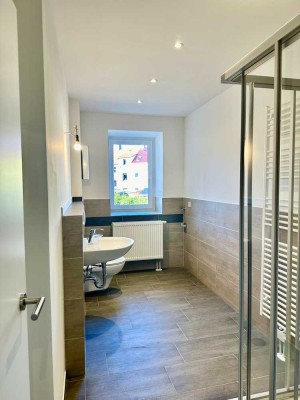 Moderne 4-Zimmerwohnung mit Dusche, Stellplatz und Balkon