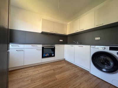 Erstbezug nach Sanierung mit Balkon und Einbauküche: Geschmackvolle 2-Zimmer-EG-Wohnung