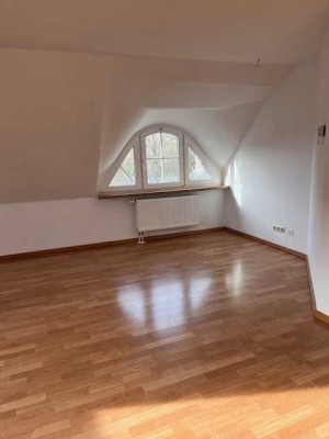 geräumige, großzügig geschnittene 3-Raum Dachgeschosswohnung mit moderner Einbauküche