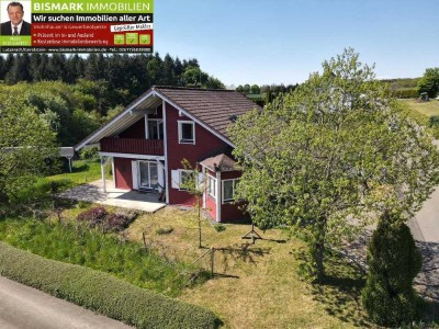 Holz-Landhaus mit großem Grundstück direkt am Wald