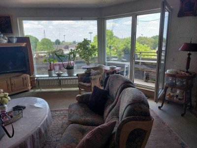 Ratingen zentrale Lage: Helle 2 Zimmer ETW mit großem Balkon