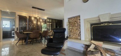 Exklusiver Bungalow mit Pool, Wintergarten & Kamin