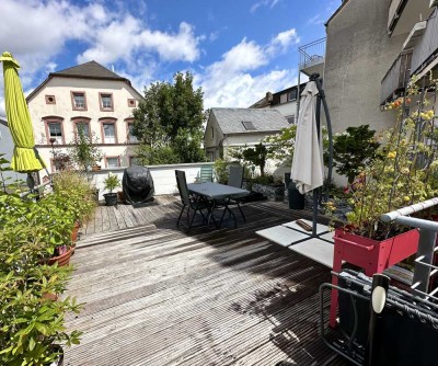 Im Stadtzentrum! Sanierte Altbauwohnung mit 2 Bädern und 60 qm großer Sonnenterrasse