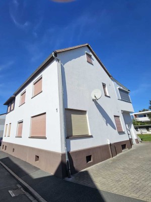 ***Teilsaniertes Haus mit 2 Wohnungen u. 4 Stellplätzen zum sofortigen Bezug***