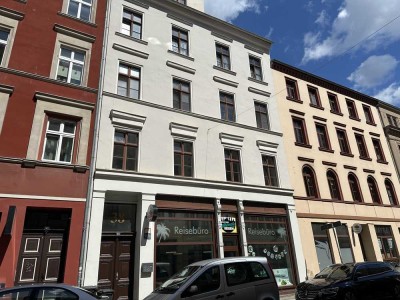 Zentrale, frisch renovierte Einraumwohnung mit neuem Fußboden & Tageslichtbad mit Wanne!