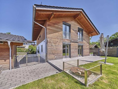 Modernes Zuhause mit Bergblick und pflegeleichter Außenanlage - hier trifft Komfort auf Stil