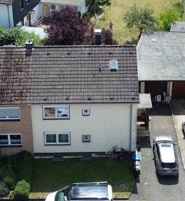 Zweifamilienhaus mit 183 m² Wfl., großem 630m² Grundstück und großer Gara