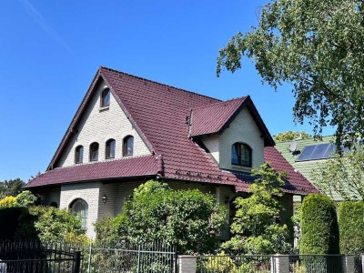 Wunderschönes Einfamilienhaus mit 7 Zimmern und traumhaftem Garten mit Swimmingpool in Großziethen