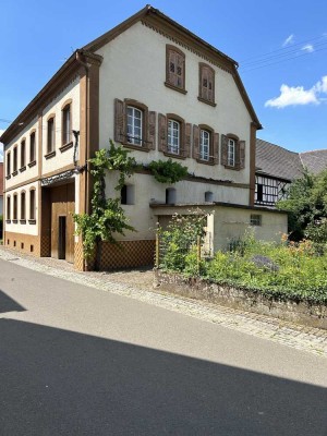 Rarität ! Beeindruckender 3-Seiten Hof mit Scheune, Stallungen und Garten