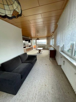 90 m² 3 Zimmer Wohnung mit Keller, optional Garten & Garage zu vermieten. Wird noch renoviert