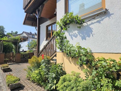Viel Platz für die Familie, idyllisch im Grünen mit moderner EBK, großem Carport  und schönem Garten